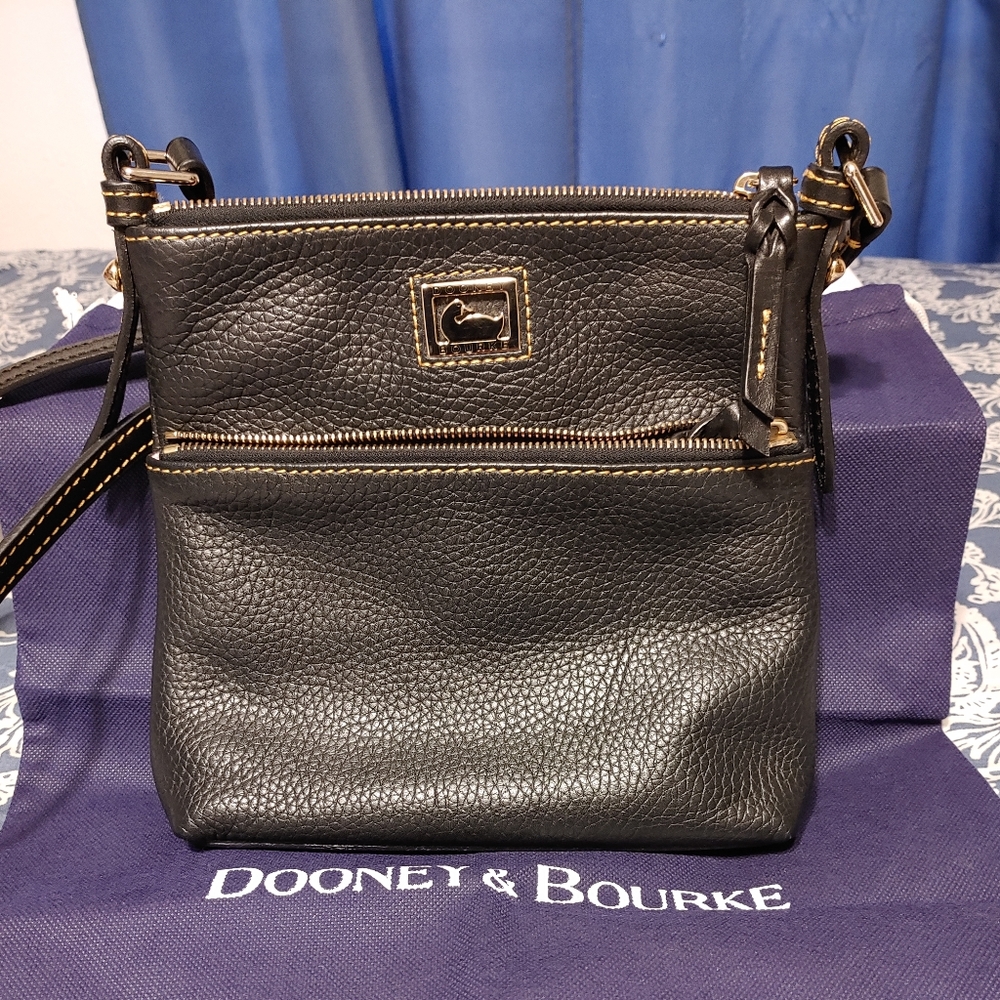 Dooney & Bourke black pebble grain crossbody